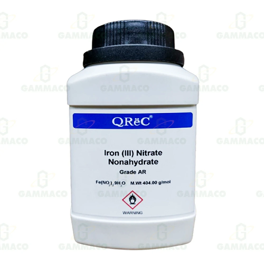 Fe(NO<sub>3</sub>)<sub>2</sub>.H<sub>2</sub>O ไอรอน(III)ไนเตรท (เฟอริคไนเตรท) 500 กรัม (AR)