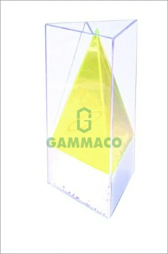 ปริซึมฐานสามเหลี่ยมด้านเท่าภายในปิระมิด